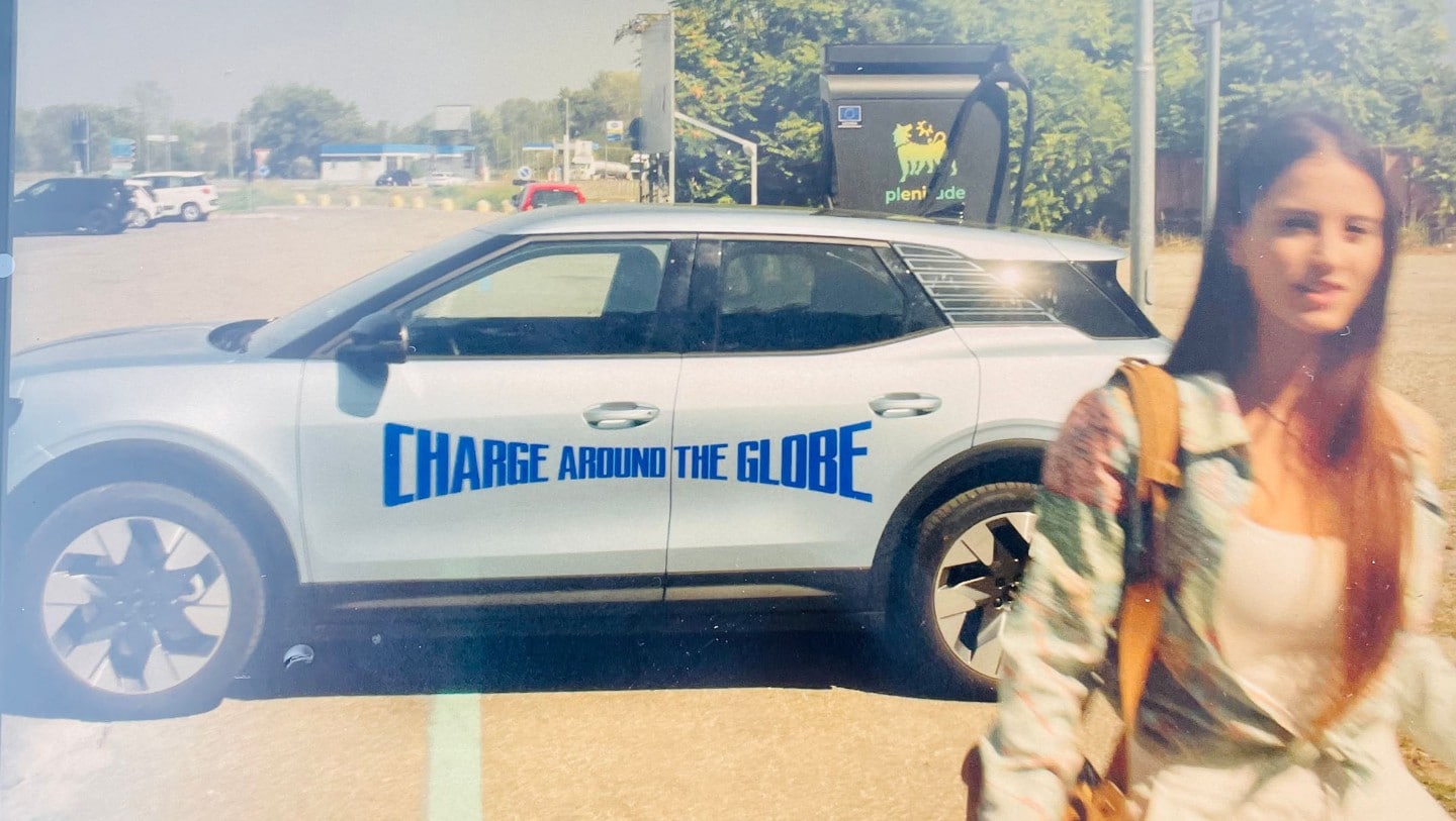 Charge Around The Globe täyssähköinen Ford Explorer parkkeerattuna