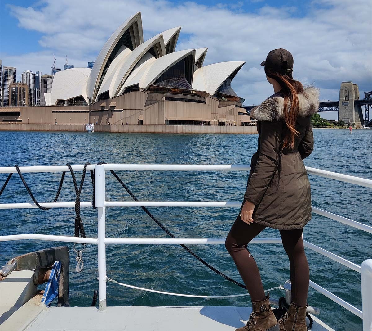 Lexie Limitless ihailee näkymää Sydneyn oopperataloon