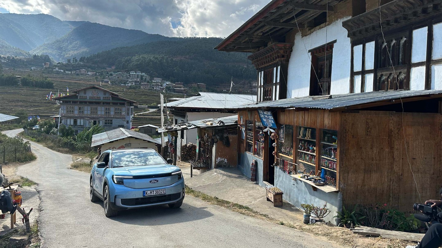 Sähköinen Ford Explorer taustanaan maaginen Bhutan - täydellinen kuvaushetki!