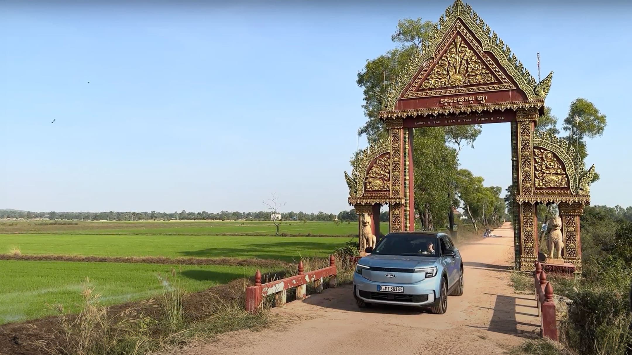 Ford Explorer menossa portin läpi Kambodžassa.