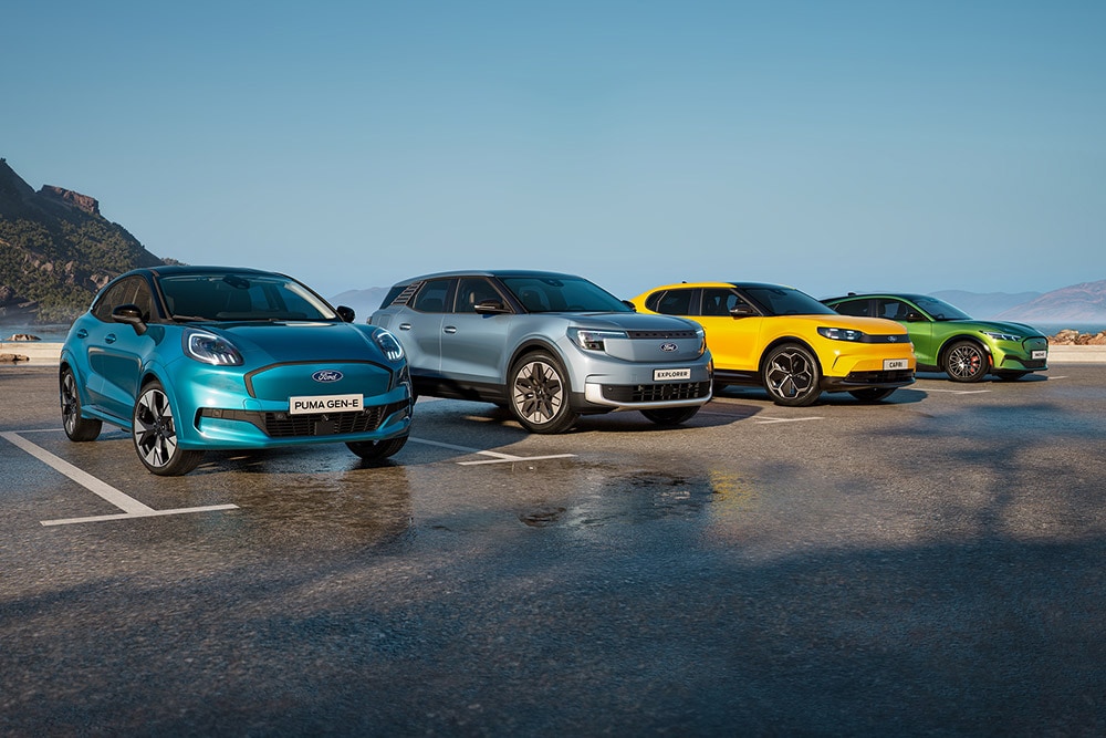 Ford henkilöautot rivissä ulkona.