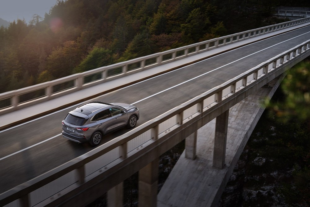 Ford SUV ylittää sillan kauniissa maisemassa