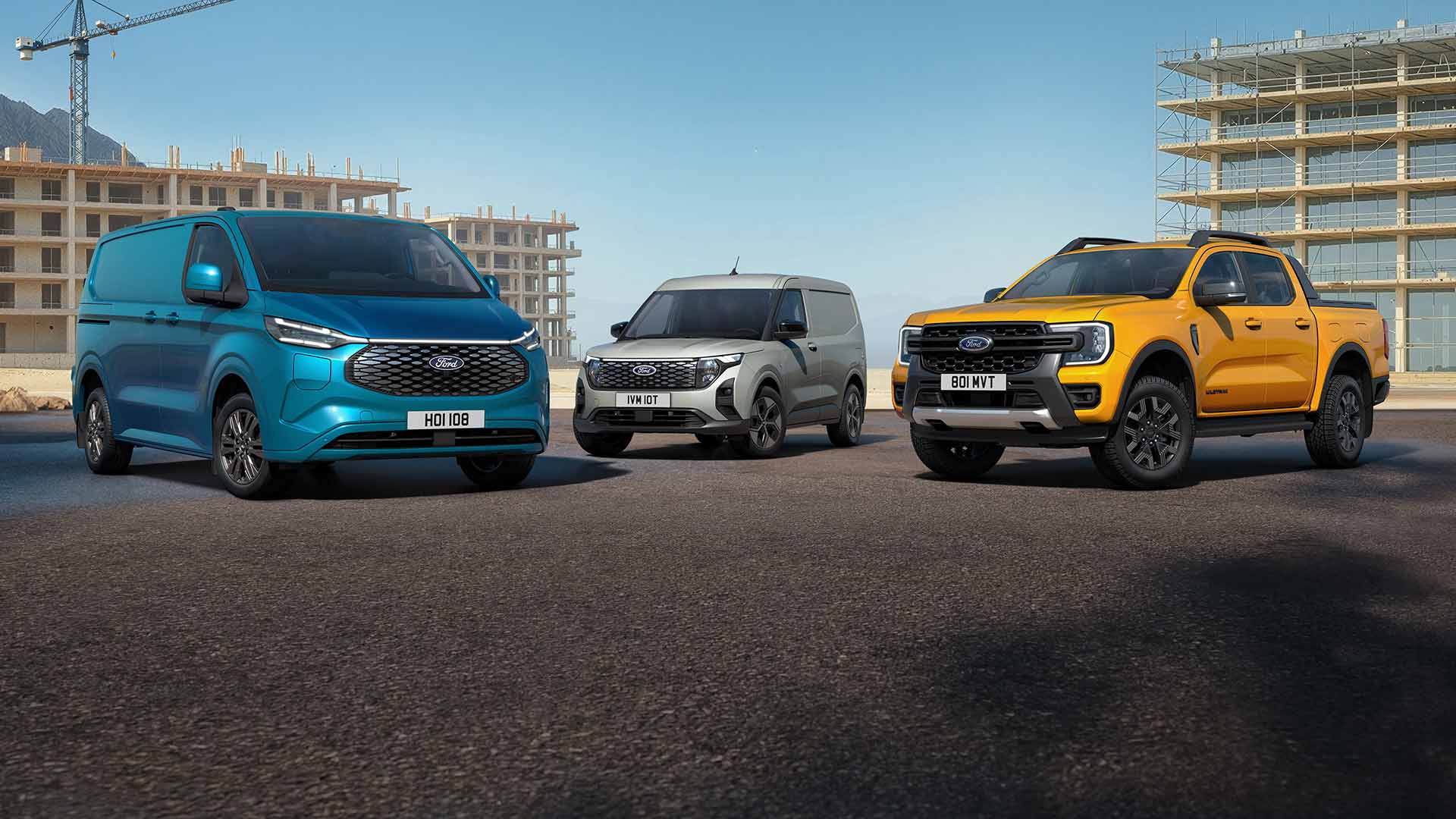 Ford hyötyajoneuvot rivissä ulkona.