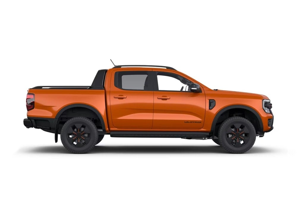 Ford Ranger kuvattuna sivuprofiilista.