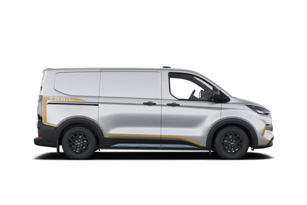 Ford E-Transit Custom Trail kuvattuna sivuprofiilista.
