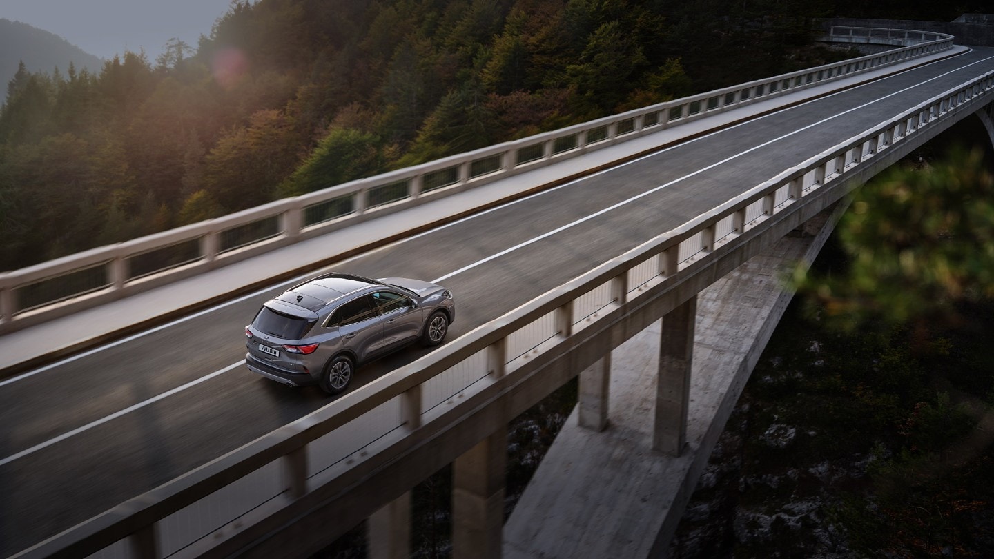 Ford SUV ylittää sillan kauniissa maisemassa