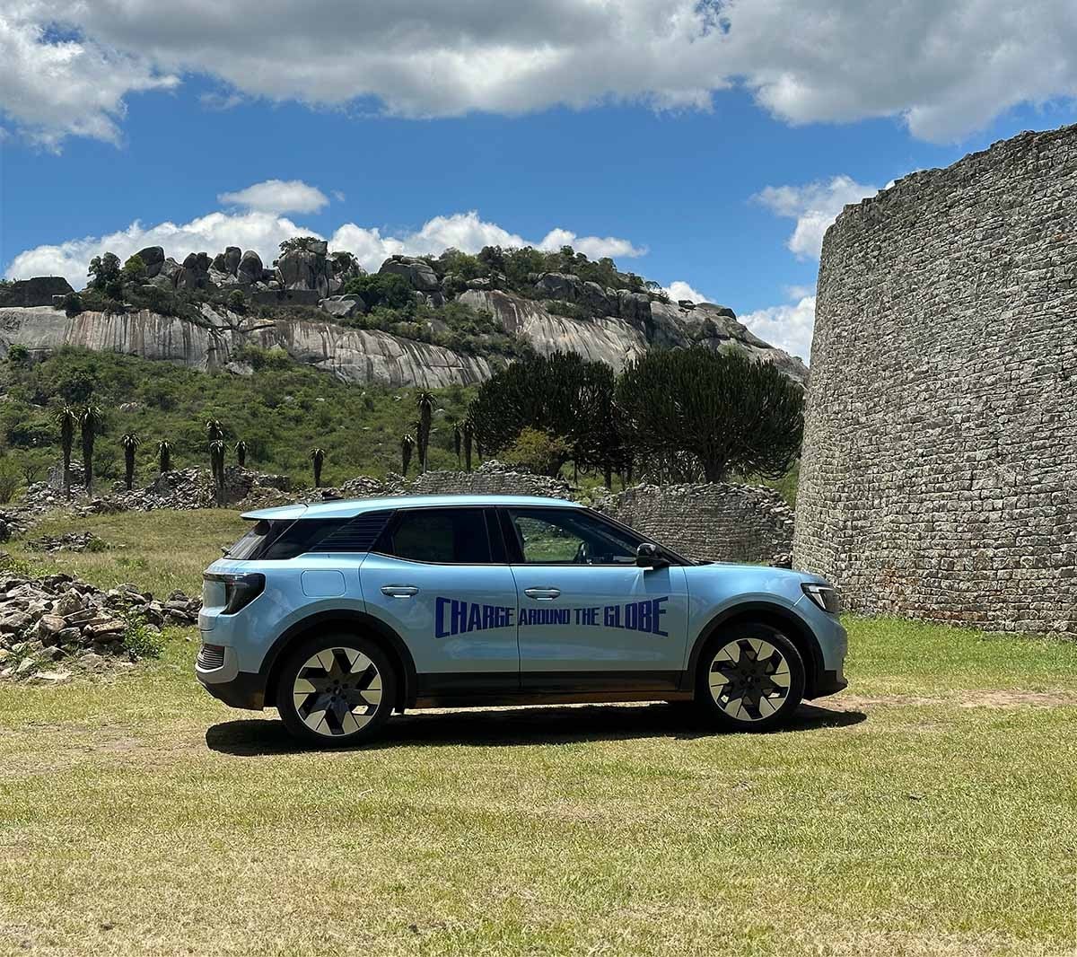 Ford Explorer pysäköitynä raunioiden läheisyyteen