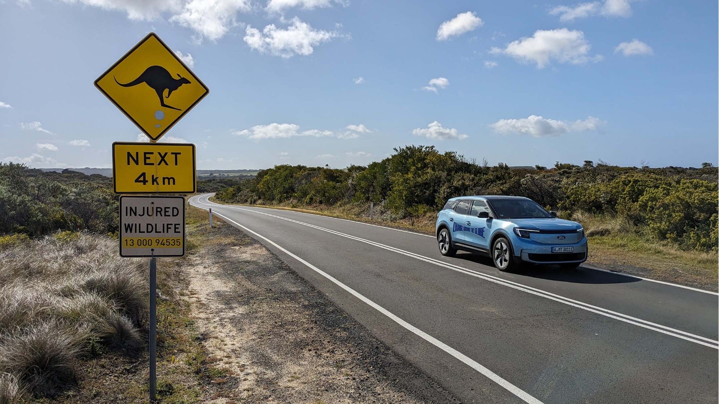 Lexie ja Ford Explorer matkaavat Great Ocean Road -tiellä