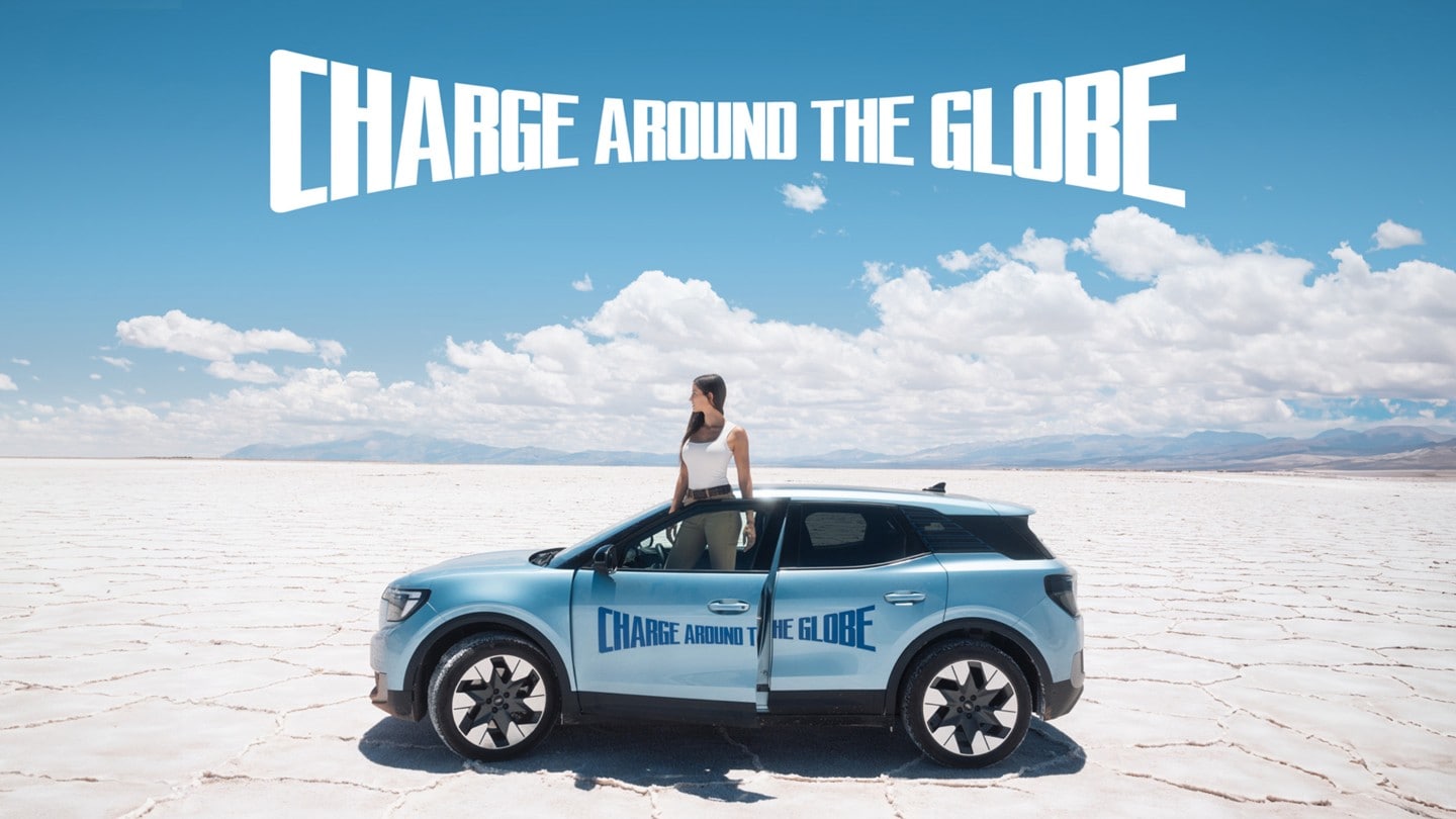 Lexie Alford (eli Lexie Limitless) seisoo autiomaassa uuden Ford Electric Explorerin kanssa.