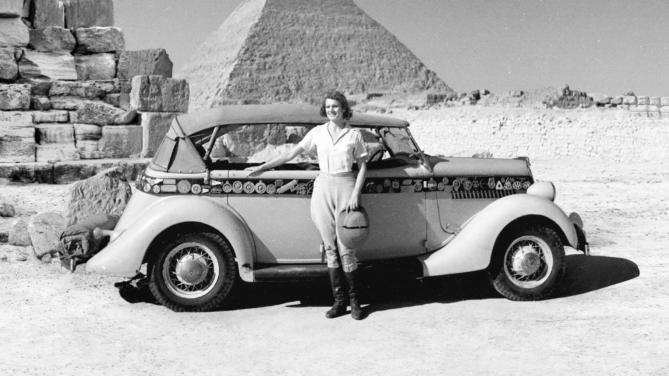Aloha Wanderwell in front of pyramids
