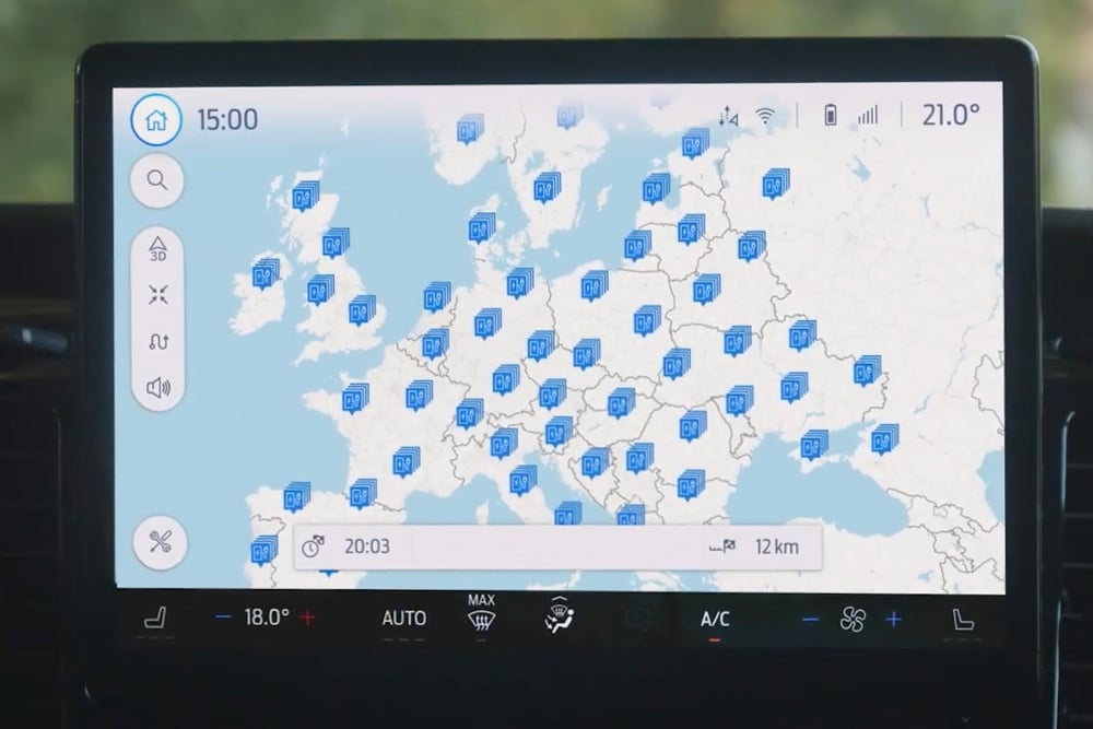 Ford-ajoneuvon digitaalinäytössä näkyy kartta BlueOval-sähköautojen latausasemista eri puolilla Eurooppaa.