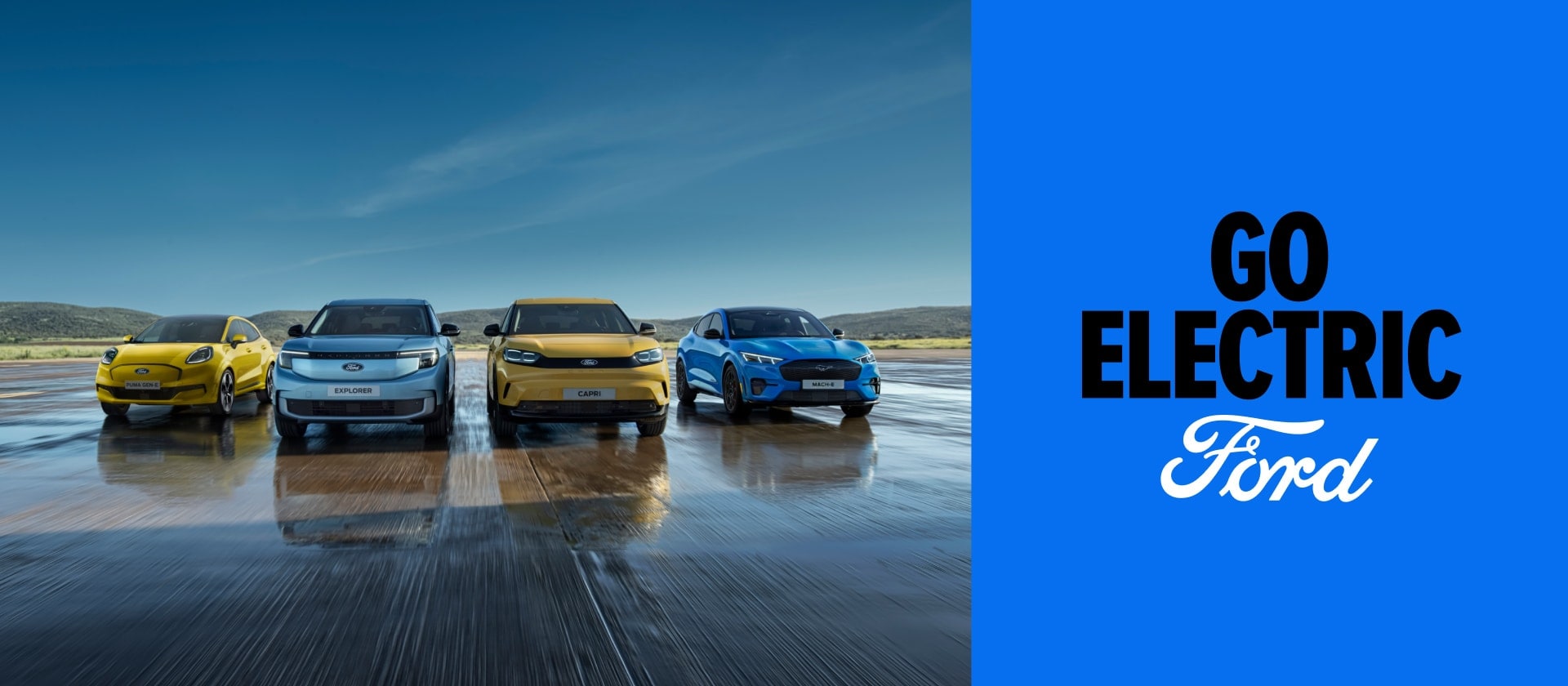 Ford Puma Gen-E, Ford Explorer, Ford Capri ja Ford Mustang Mach-E rinnakkain kiitoradalla. Vieressä Go Electric -tunniste sinisellä värillä.