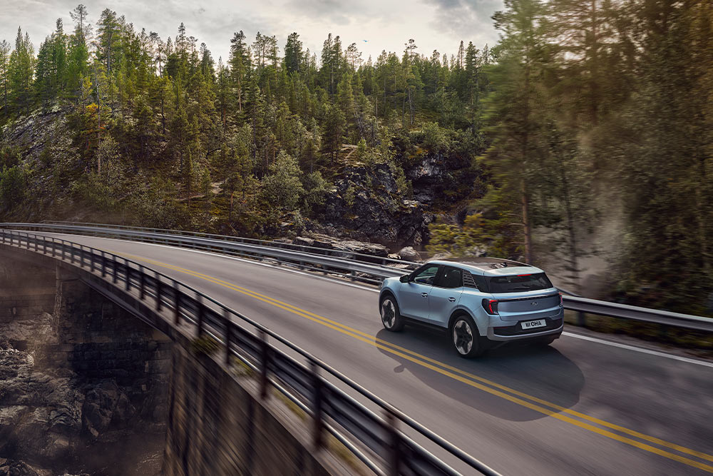Sininen, täyssähköinen Ford Explorer ajaa maantiellä.