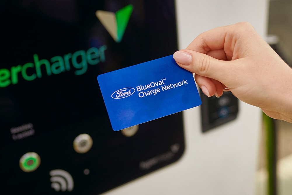 BlueOval™ Charge Network -korttia (RFID) käytetään julkisella sähköautojen latausasemalla latauksen maksamiseen.