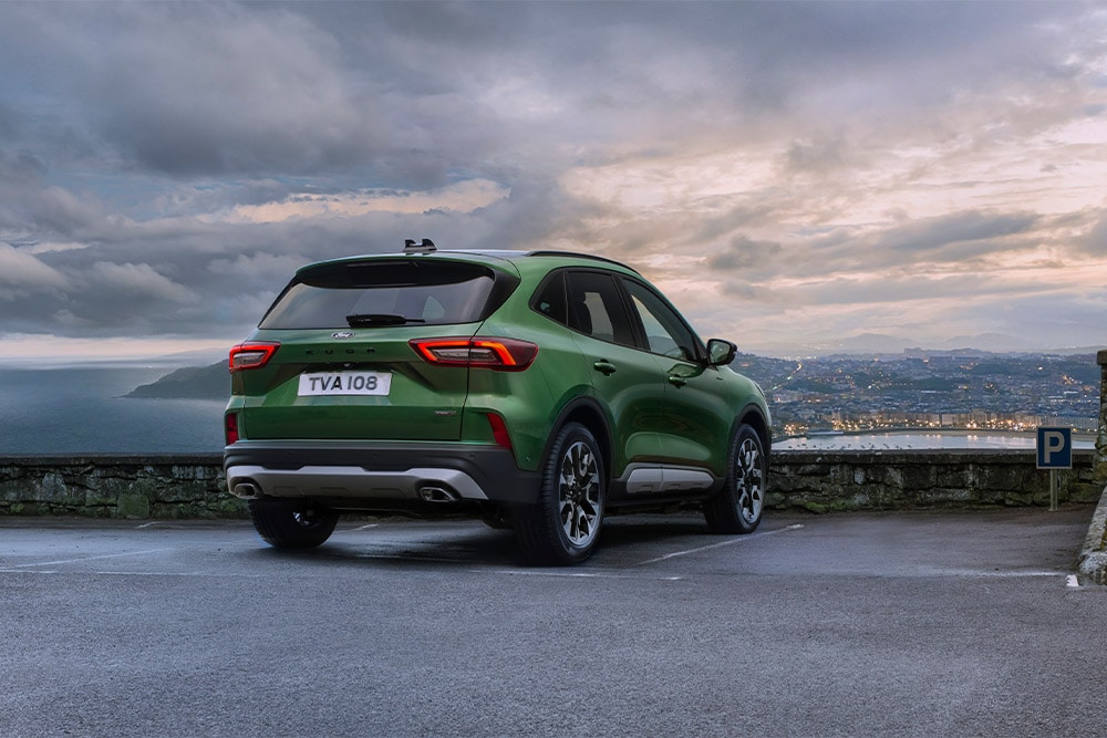 Ford Kuga täyshybridi takaapäin kuvattuna.