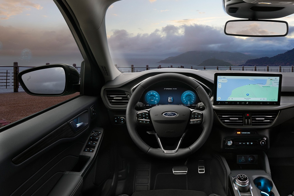 Itselataavan Ford Kuga täyshybridin sisätilanäkymä.