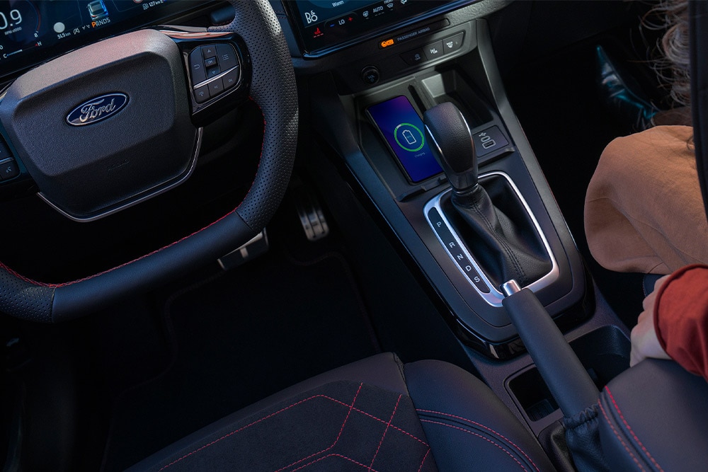 Sisänäkymässä Ford-kevythybridin ohjauspyörä ja vaihteenvalitsin.