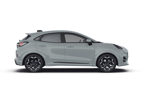 Hopeanvärinen Ford Puma kevythybridi.