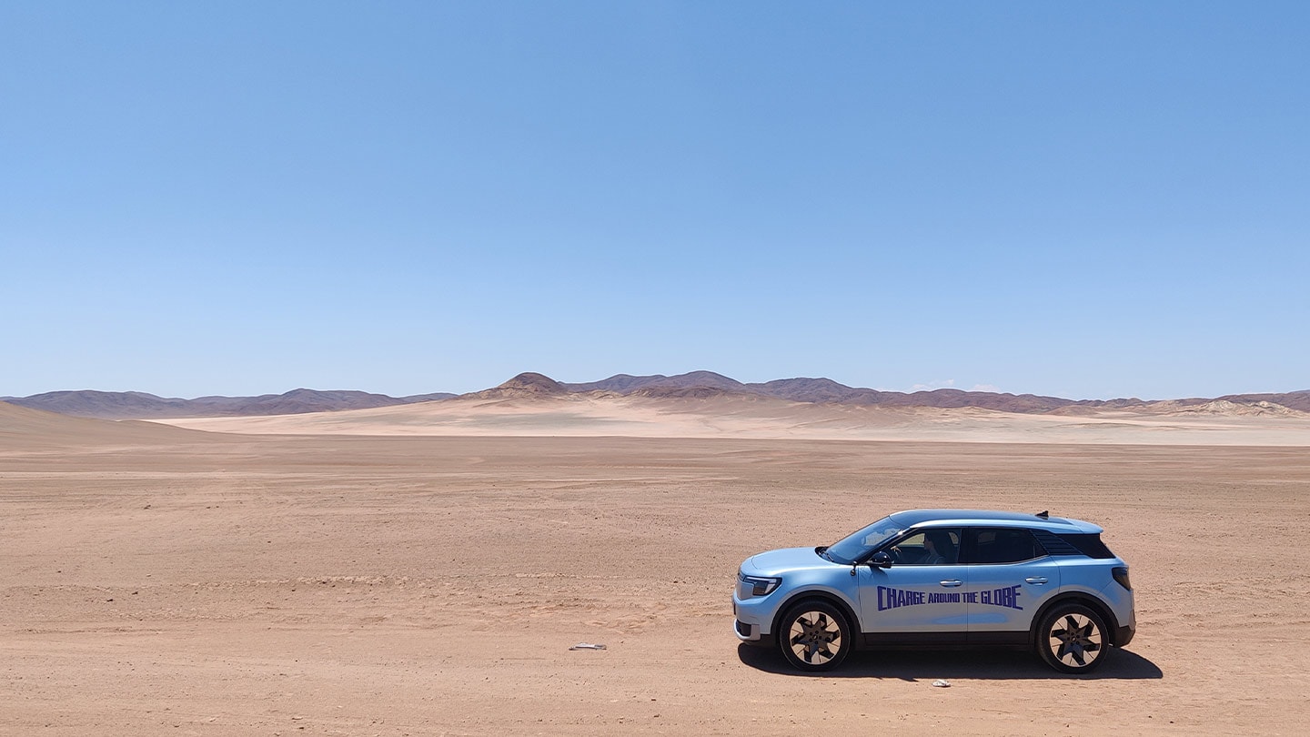 Täyssähköinen Ford Explorer ajaa aavikon halki ennätyksellisen Charge Around the Globe -matkan aikana.