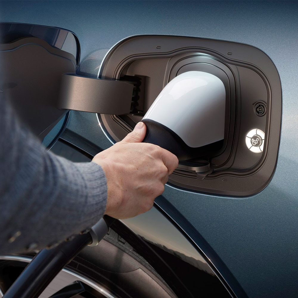 Ford-täyssähköauto latauksessa.