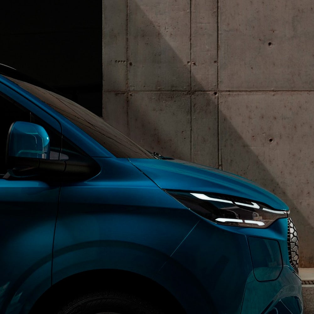 Sivukuva täyssähköisestä Ford E-Transit Custom -pakettiautosta.