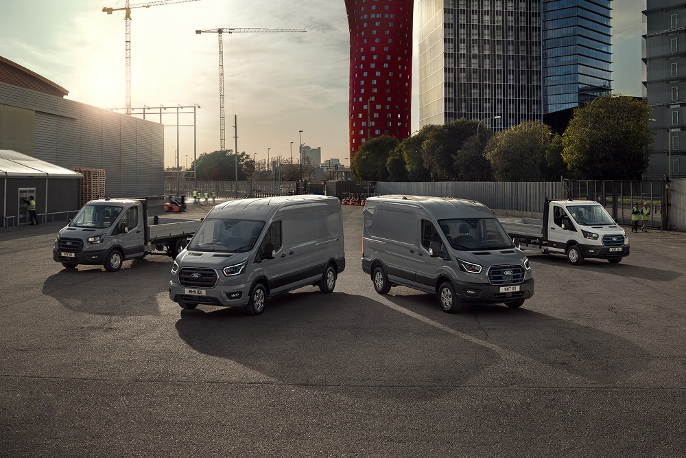 Fordin sähköistettyjen pakettiautojen mallisto pysäköitynä pysäköintialueella.