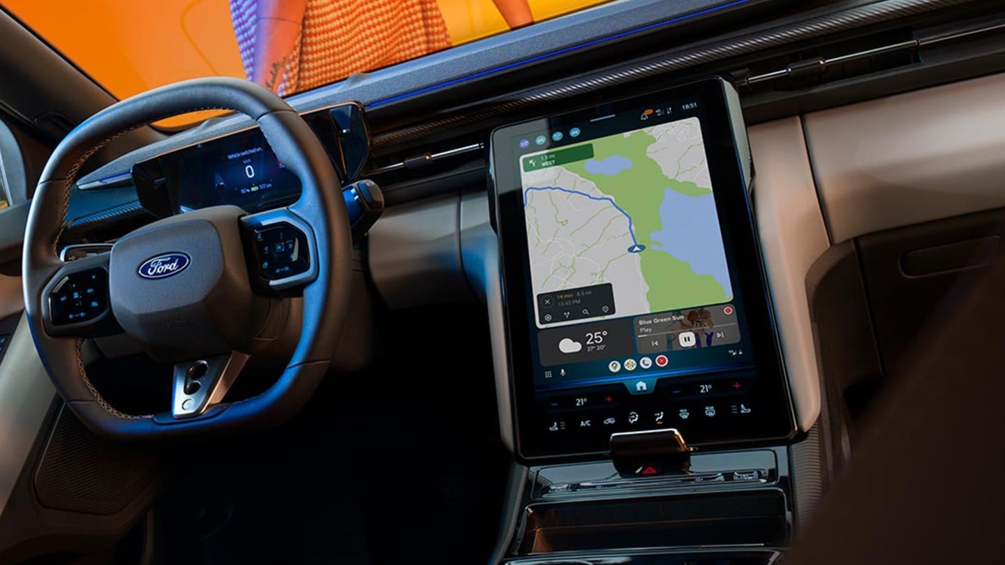 Täyssähköisen Ford Caprin sisätilat, joissa näkyy ohjauspyörä ja SYNC Move -kosketusnäyttö.