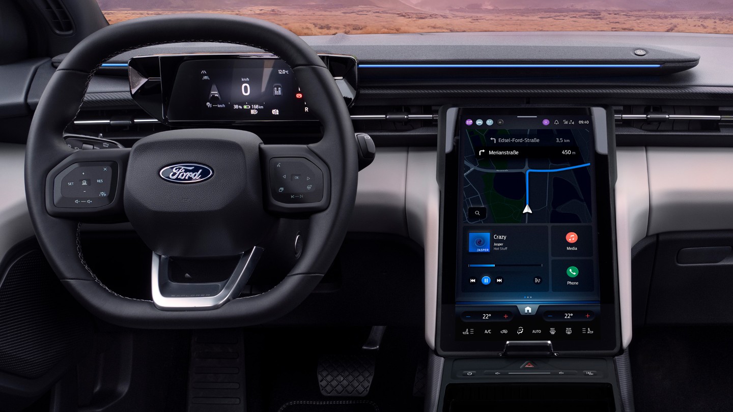Täyssähköisen Ford Explorerin sisätilat, joissa näkyy ohjauspyörä ja SYNC Move -kosketusnäyttö.