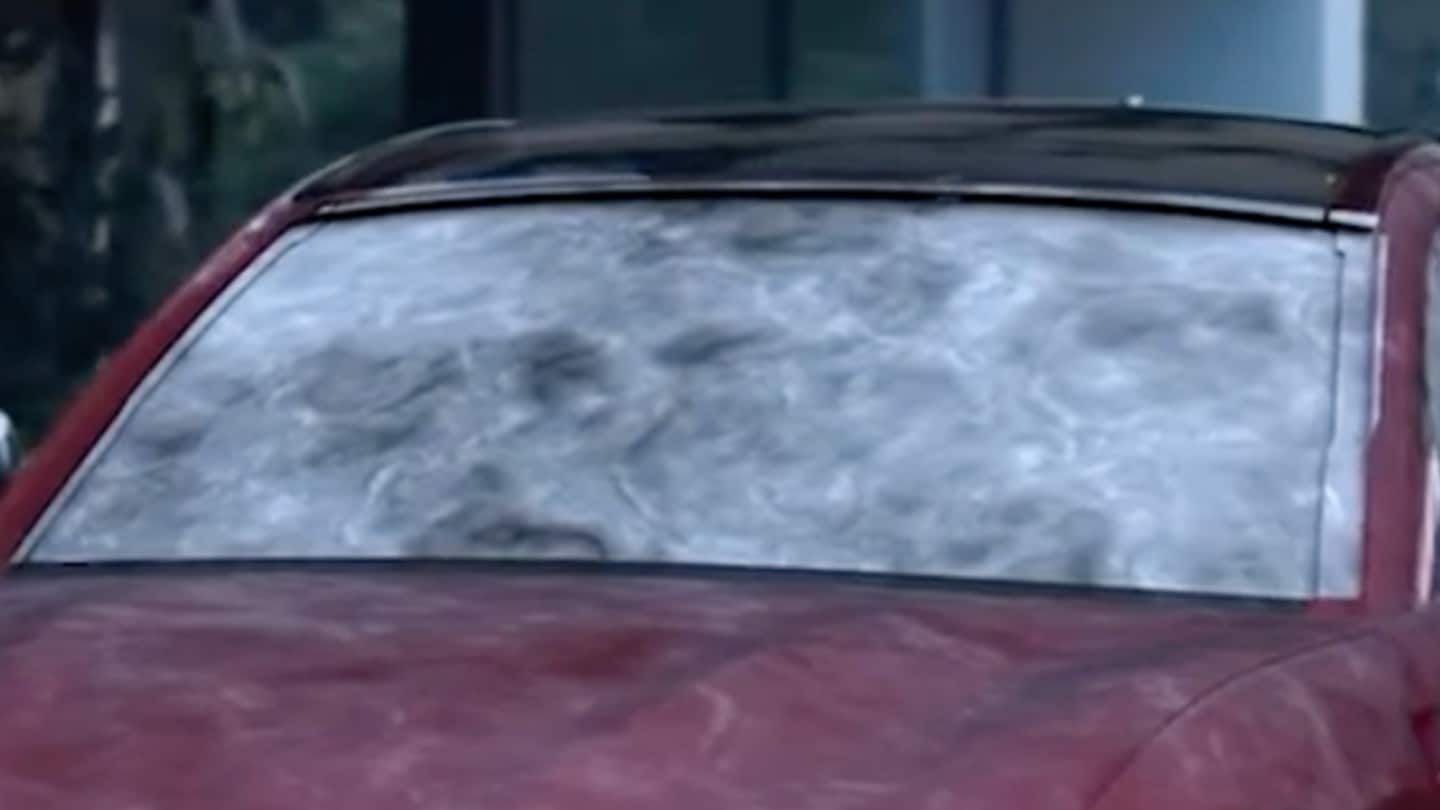 Lähikuva Ford Mustang Mach-E:n huurtuneesta tuulilasista talvella.