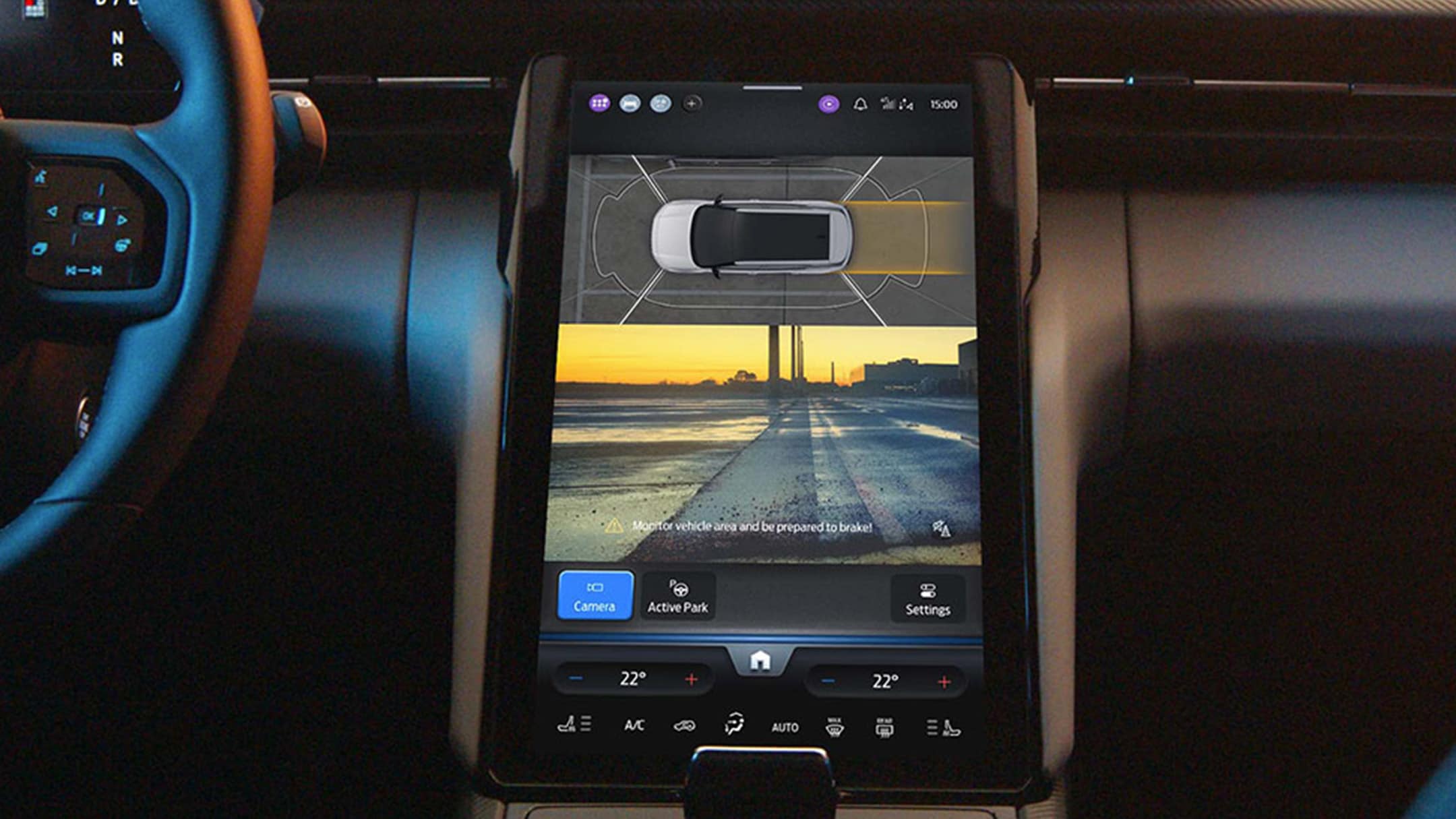 Lähikuva Ford Explorerin SYNC-kosketusnäytöstä, jossa näkyy 360 asteen kameran näyttämä kuva.