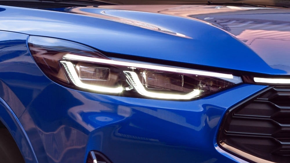 Lähikuva sinisen Ford Mustang Mach-E:n etuajovalosta.