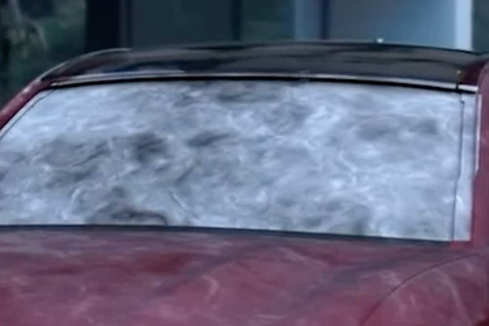 Lähikuva Ford Mustang Mach-E:n huurtuneesta tuulilasista talvella.