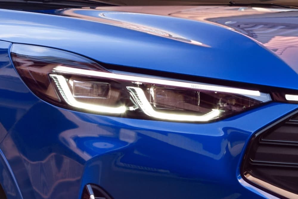 Lähikuva sinisen Ford Mustang Mach-E:n etuajovalosta.