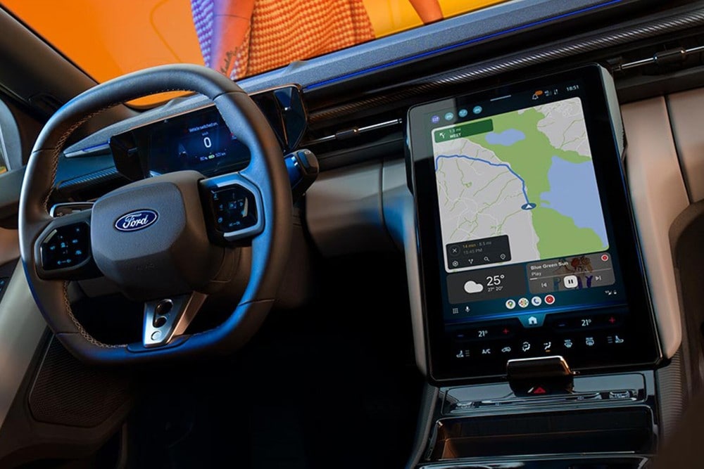 Täyssähköisen Ford Caprin sisätilat, joissa näkyy ohjauspyörä ja SYNC Move -kosketusnäyttö.