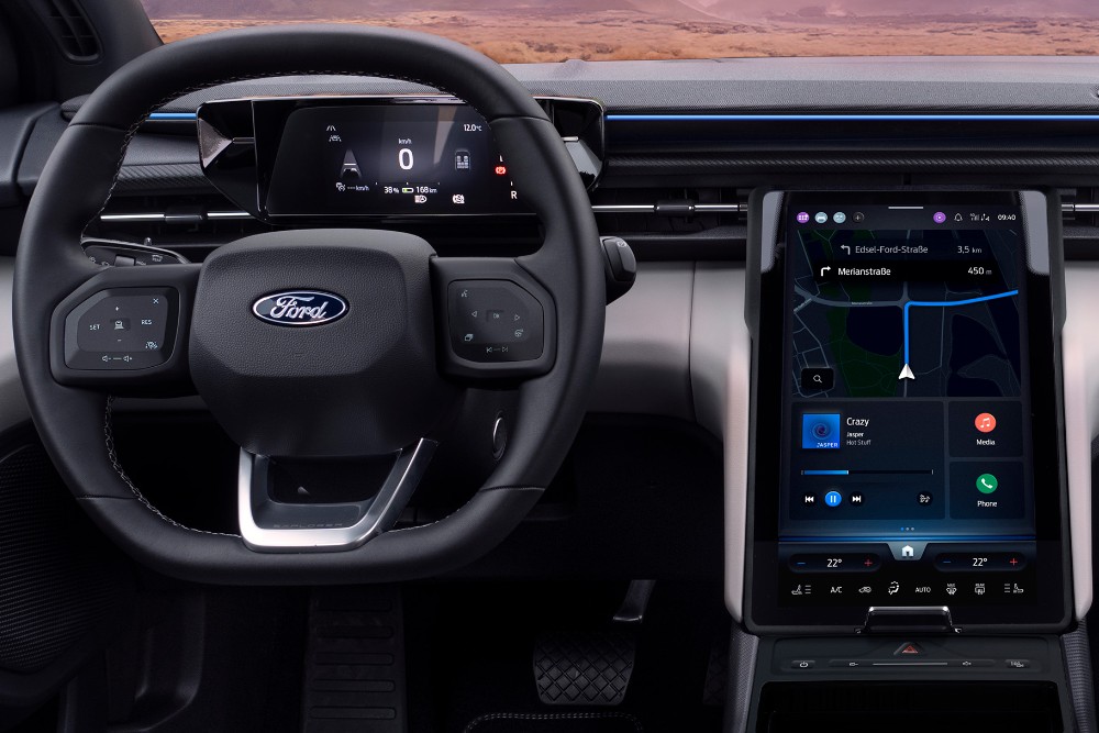 Täyssähköisen Ford Explorerin sisätilat, joissa näkyy ohjauspyörä ja SYNC Move -kosketusnäyttö.