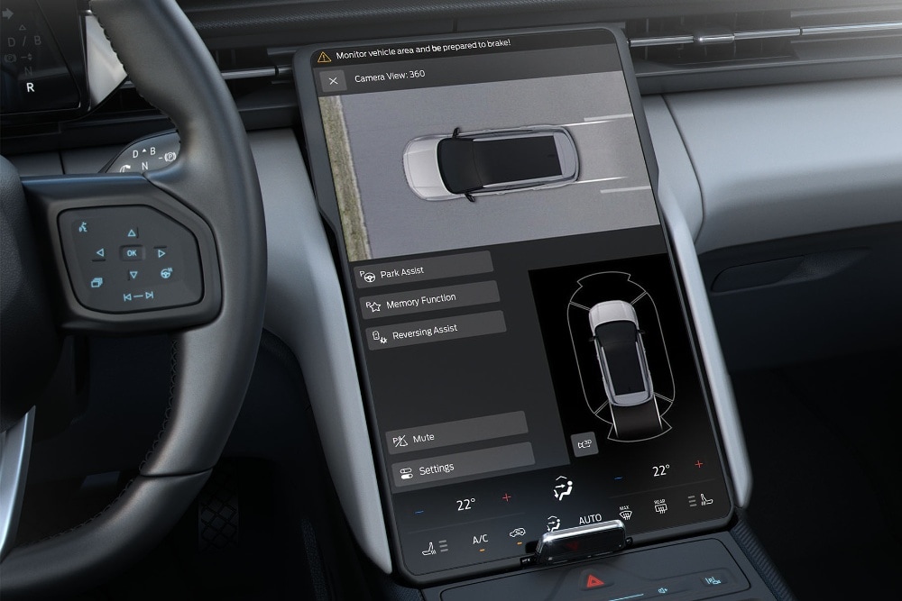 Lähikuva Ford Explorerin SYNC-kosketusnäytöstä, jossa näkyy 360 asteen kameran näyttämä kuva.