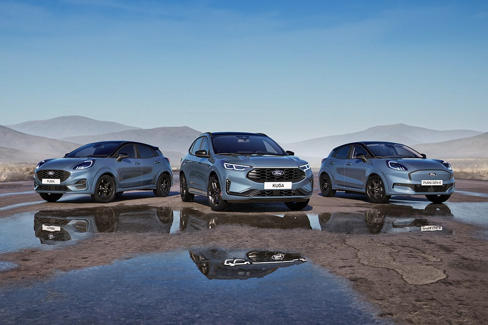 Ford Puma, Kuga ja Puma Gen-E pysäköitynä rinnakkain tielle; taustalla vuoria.