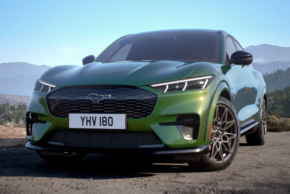 Lähikuva Ford Mustang Mach-E GT:n korisarjasta ja omaleimaisesta GT-mallisesta hunajakennokuvioisesta etusäleiköstä.