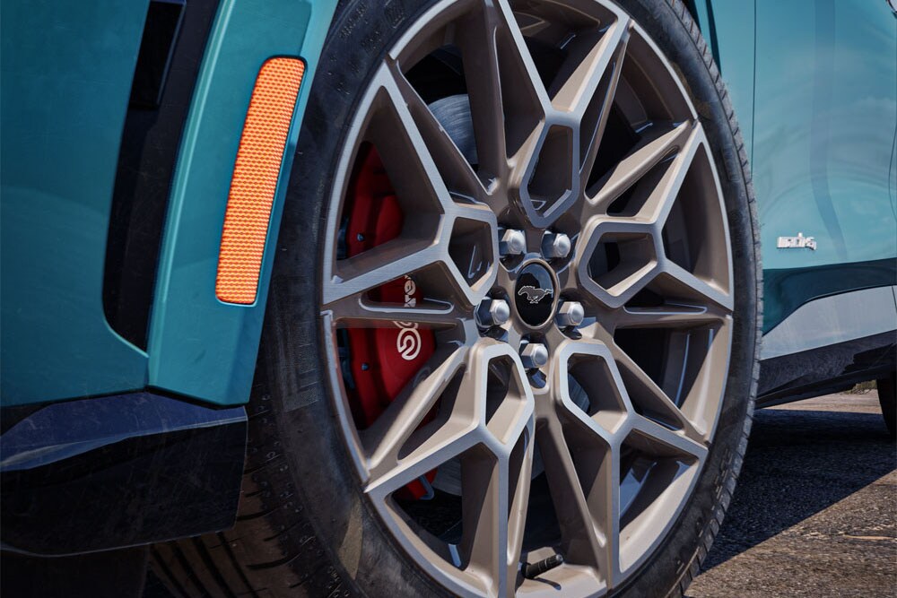 Lähikuva Ford Mustang Mach-E:n 20-tuumaisista Cast Aluminium Carbonised Grey -kevytmetallivanteista.