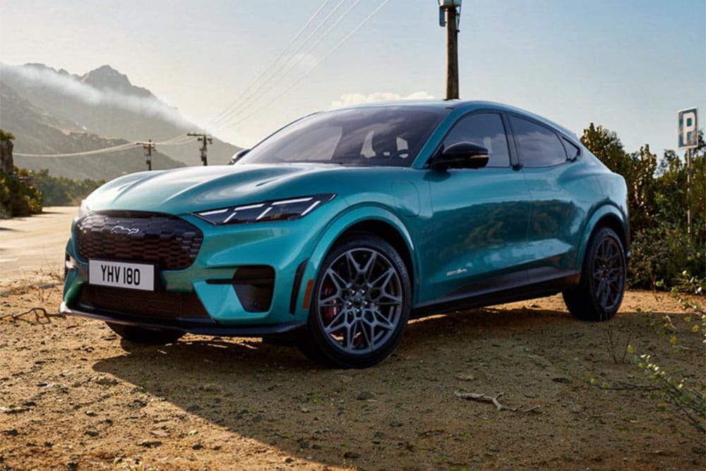 Lähikuva Ford Mustang Mach-E GT:n korisarjasta ja omaleimaisesta GT-mallisesta hunajakennokuvioisesta etusäleiköstä.