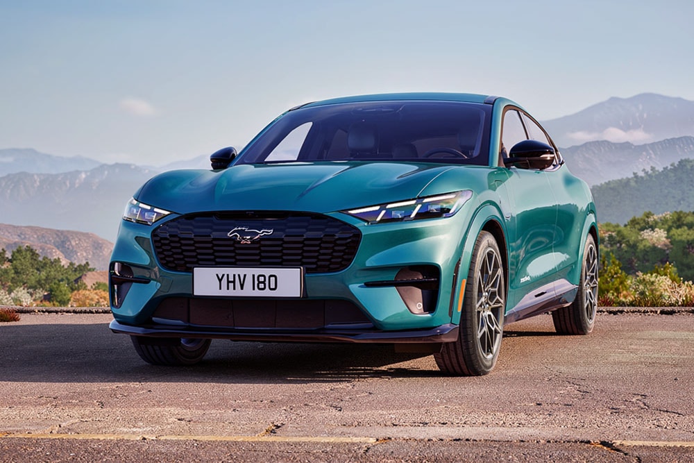 Lähikuva Ford Mustang Mach-E GT:n korisarjasta ja omaleimaisesta GT-mallisesta hunajakennokuvioisesta etusäleiköstä.
