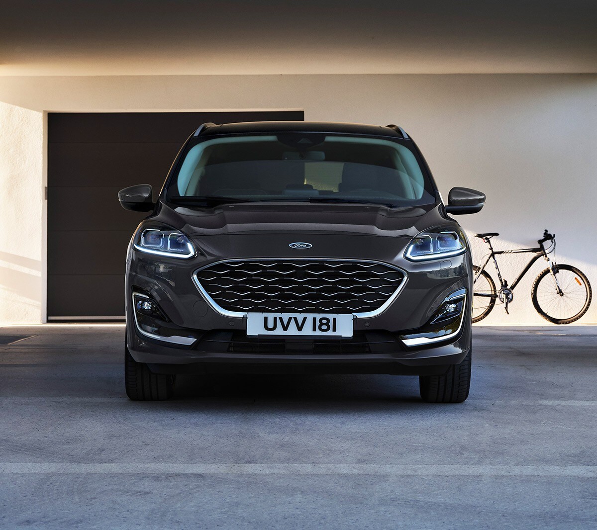 Uusi Ford Kuga Vignale pysäköitynä