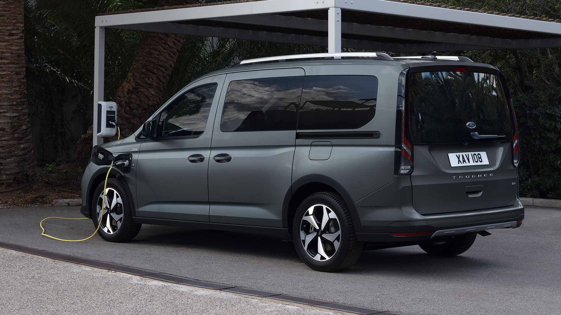Ford Tourneo Connect PHEV takaa
