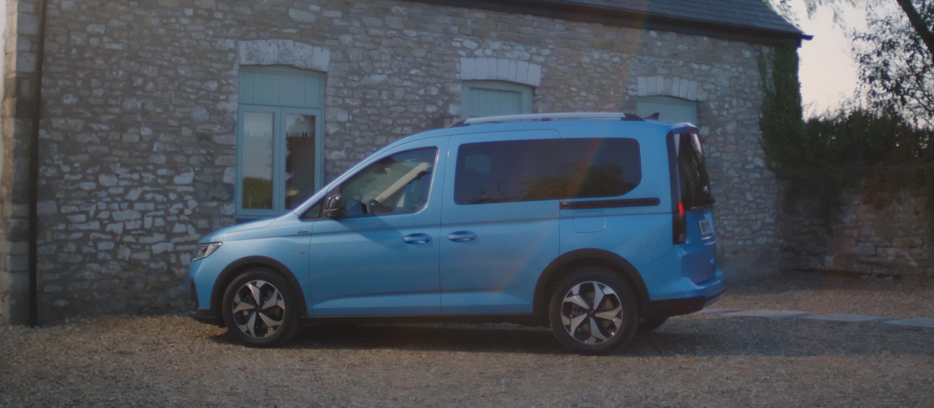 Ford Tourneo Connect sivulta
