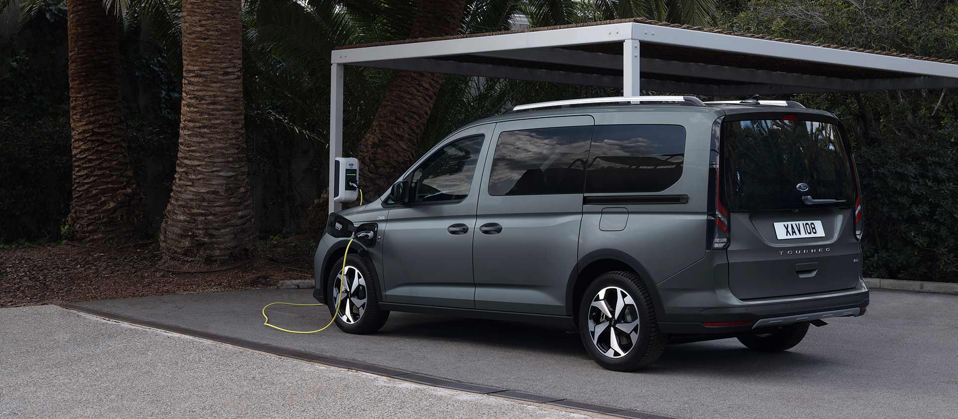 Ford Tourneo Connect takaa
