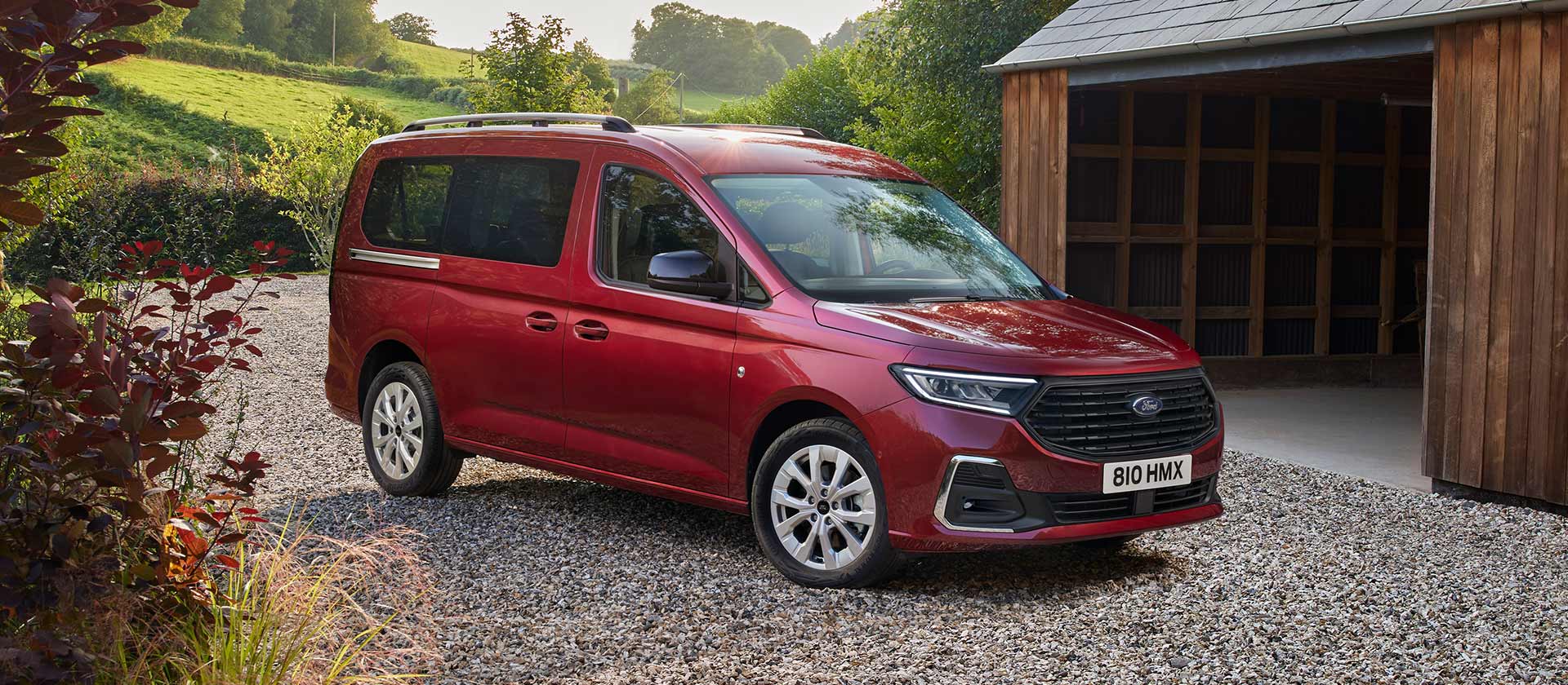 Ford Tourneo Connect Titanium edestä