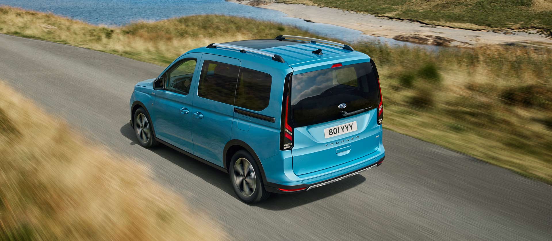 Ford Tourneo Connect takaa