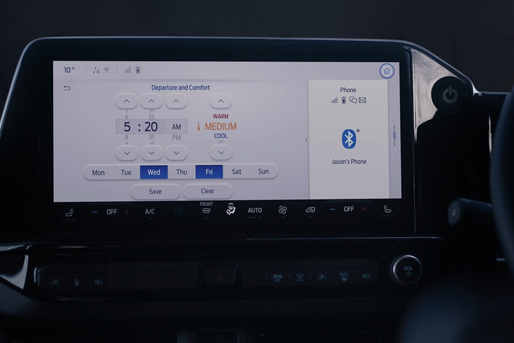 E-Tourneo Customin kojelaudan näytöllä näkyy lähtö- ja mukavuusasetukset, mukaan lukien ajastettu esivalmistelu.
