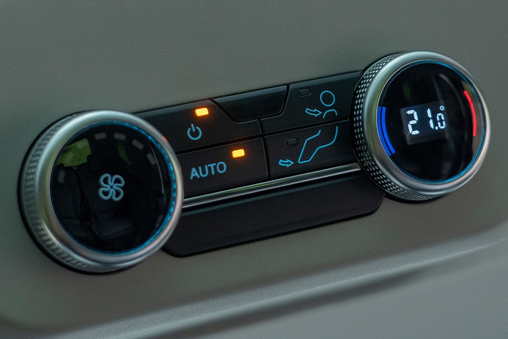Lähikuva ajoneuvon ilmastoinnin säätimistä.