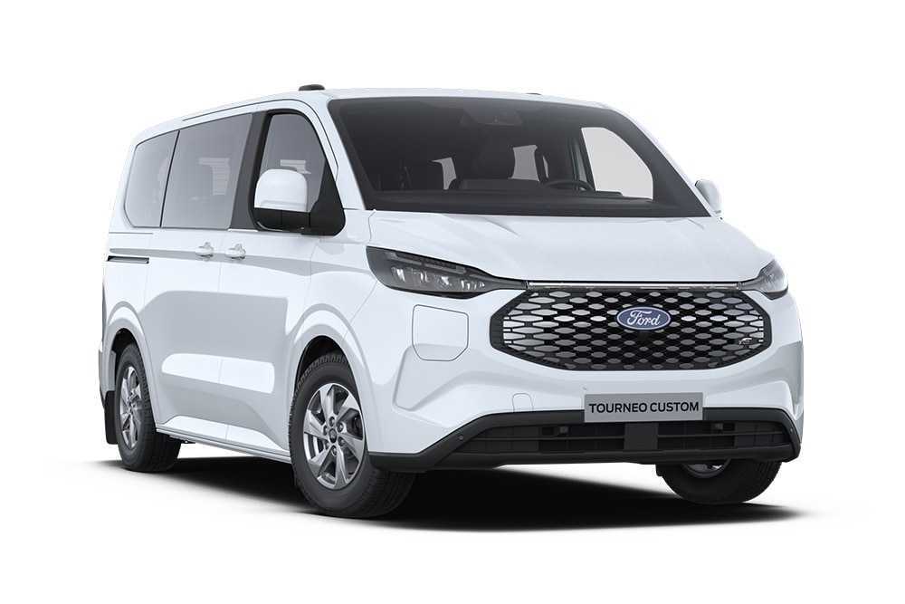 Valkoinen Ford E-Tourneo Custom Trend vasemmalta etuviistosta.